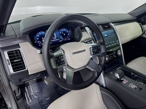 Used 2024 Land Rover Discovery Metropolitan Edition image 9