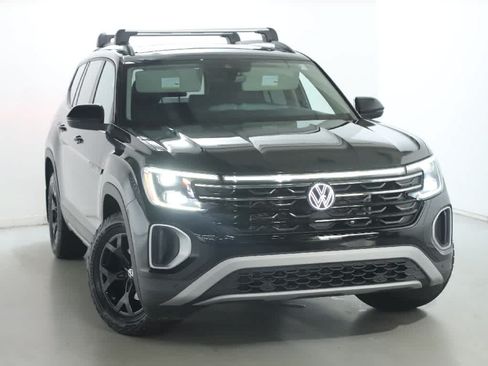Certified 2024 Volkswagen Atlas Peak Edition SE AWD/4WD image 2