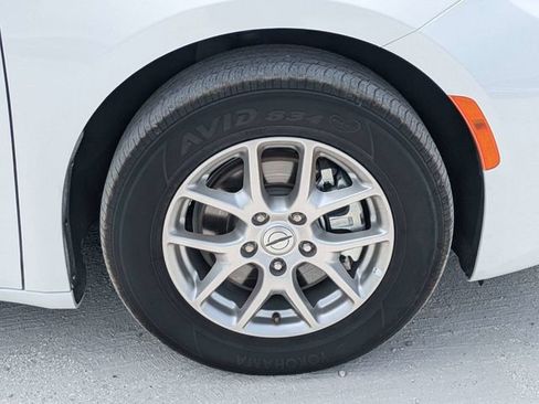 Used 2025 Chrysler Pacifica Select FWD image 10