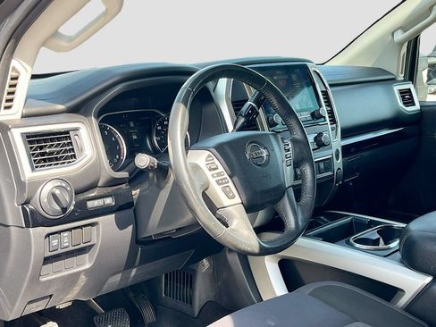 Used 2020 Nissan Titan SV w/ SV Convenience Package RWD image 9