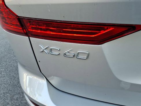 Certified 2025 Volvo XC60 B5 Plus image 5