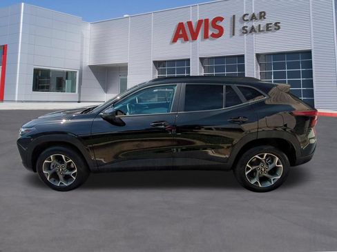 Used 2025 Chevrolet Trax LT w/ LT Convenience Package FWD image 10