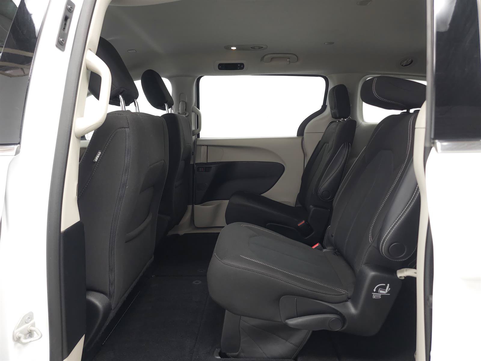 Used 2023 Chrysler Voyager LX FWD image 7