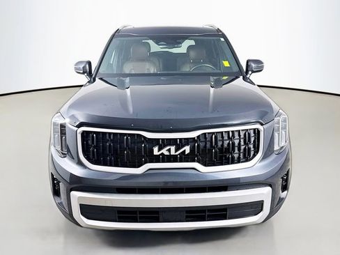 Used 2024 Kia Telluride EX w/ EX Captain's Chair Package image 2