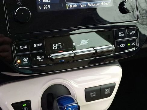 Used 2017 Toyota Prius Two image 19