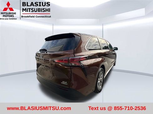 Used 2022 Toyota Sienna XLE AWD/4WD image 9