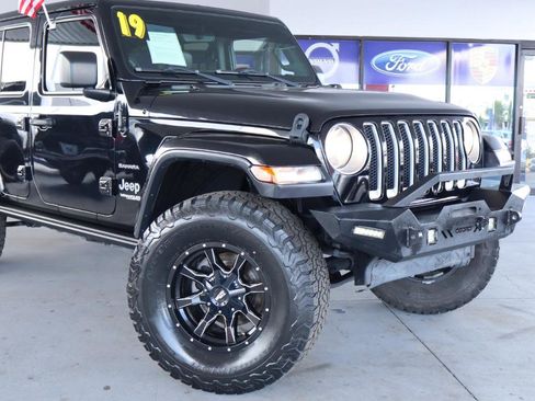 Used 2019 Jeep Wrangler Unlimited Sahara AWD/4WD image 2