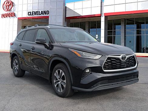 Used 2022 Toyota Highlander XLE image 2