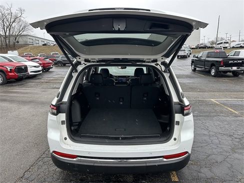 Used 2023 Jeep Grand Cherokee Limited image 9