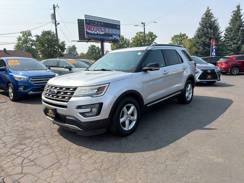 Used 2017 Ford Explorer XLT w/ Equipment Group 201A AWD/4WD image 2