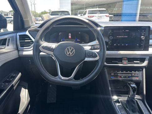 Used 2025 Volkswagen Taos SE FWD image 23
