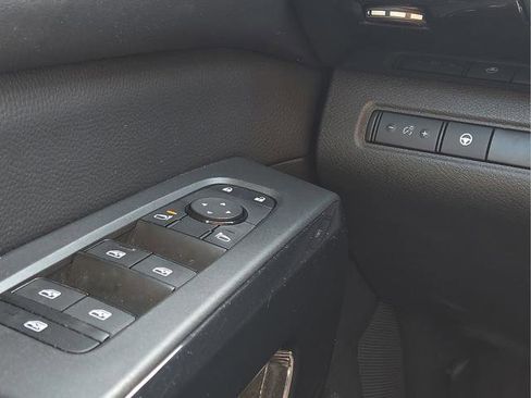 Used 2024 Nissan Pathfinder SV FWD image 13