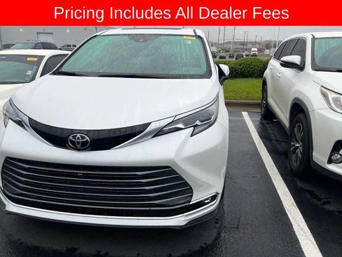 Used 2026 Toyota Sienna Platinum AWD/4WD image 7