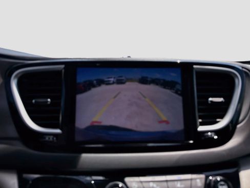 Used 2023 Chrysler Pacifica Touring-L FWD image 15