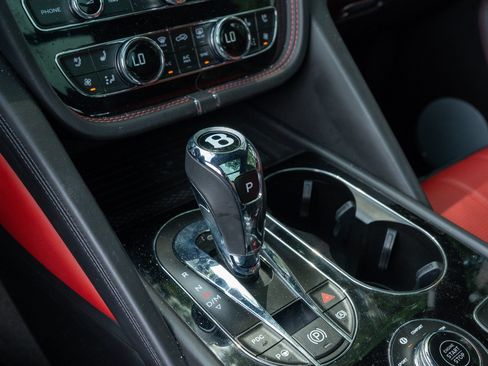 Used 2022 Bentley Bentayga AWD/4WD image 23