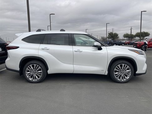 New 2026 Toyota Highlander Platinum image 4