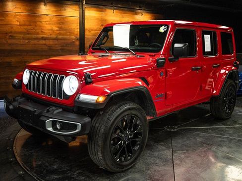 Used 2025 Jeep Wrangler Unlimited Sahara w/ Safety Group image 2