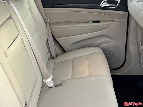 Used 2022 Jeep Grand Cherokee Laredo E RWD image 14