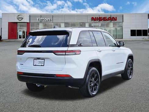 Used 2025 Jeep Grand Cherokee Altitude AWD/4WD image 4