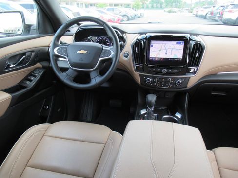 Used 2023 Chevrolet Traverse Premier FWD image 13