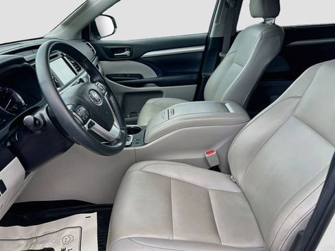 Used 2019 Toyota Highlander XLE AWD/4WD image 17