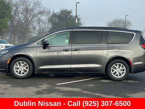 Used 2022 Chrysler Pacifica Touring-L FWD image 7