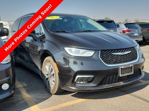 Used 2023 Chrysler Pacifica Touring-L FWD image 3