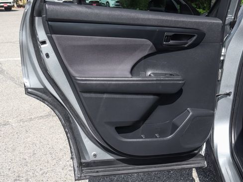 Used 2021 Toyota Highlander L FWD image 41