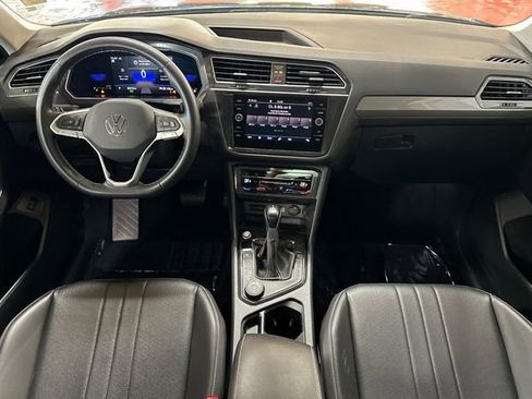 Used 2022 Volkswagen Tiguan SE w/ Panoramic Sunroof Package image 17