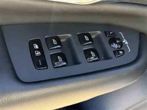 Used 2020 Volvo XC90 T5 Momentum w/ Protection Package Premier image 8