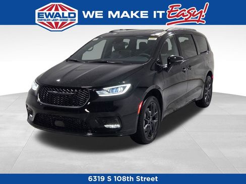 New 2026 Chrysler Pacifica Limited w/ S Appearance Package image 16