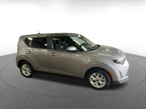 Used 2025 Kia Soul LX w/ LX Technology Package image 2