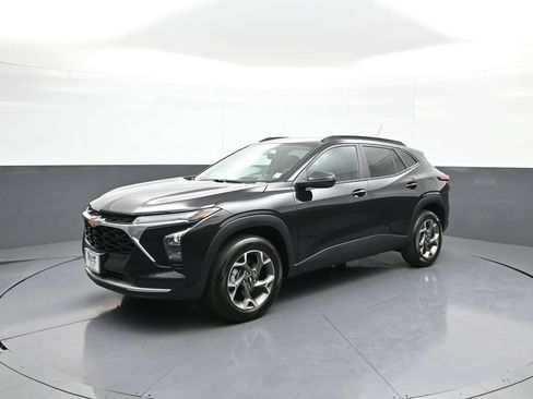Used 2025 Chevrolet Trax LT w/ LT Convenience Package FWD image 10