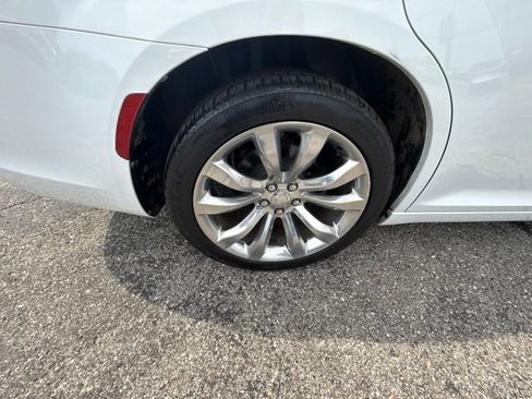 Used 2019 Chrysler 300 Touring w/ Chrome Appearance Package RWD image 13