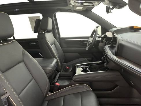 Certified 2025 Chevrolet Suburban Premier AWD/4WD image 14