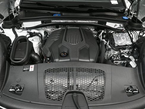 Certified 2025 Porsche Macan image 34