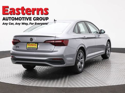 Used 2024 Volkswagen Jetta SE image 5