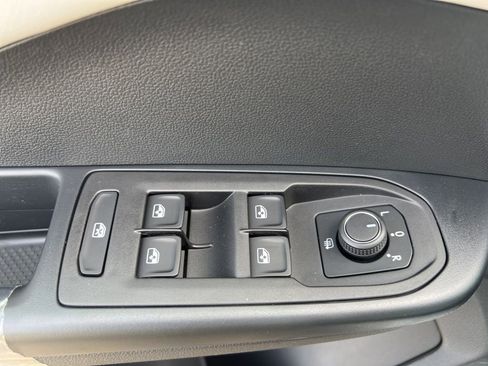 New 2025 Volkswagen Taos SE image 18