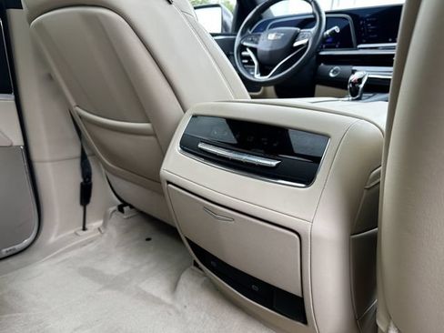Used 2024 Cadillac Escalade Premium Luxury AWD/4WD image 40