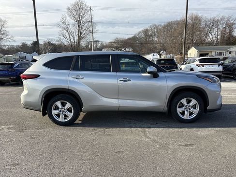 Used 2023 Toyota Highlander LE image 9