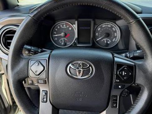 Used 2022 Toyota Tacoma TRD Sport w/ Technology Package AWD/4WD image 10