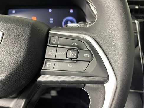 Used 2023 Jeep Grand Cherokee Laredo AWD/4WD image 21