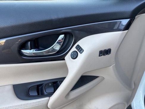 Used 2020 Nissan Rogue SV w/ Premium Package image 8