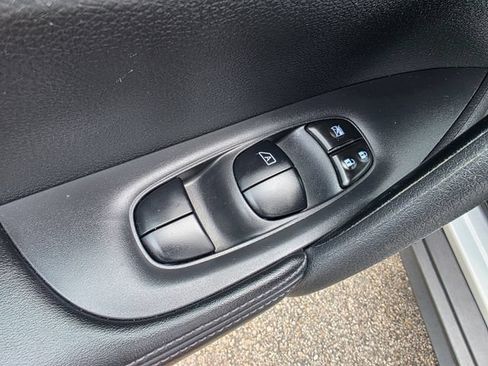 Used 2017 Nissan Rogue SV AWD/4WD image 20