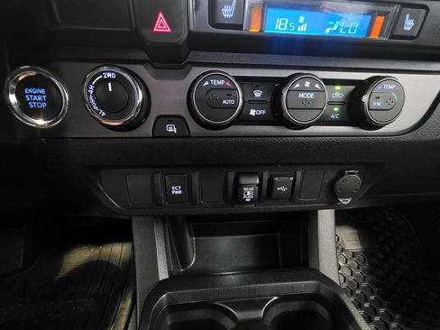 Used 2020 Toyota Tacoma TRD Sport AWD/4WD image 35