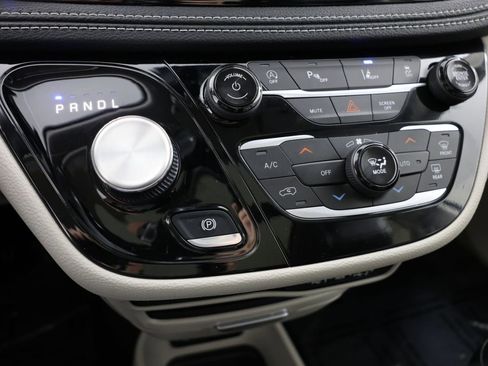 Used 2024 Chrysler Pacifica Touring-L image 30