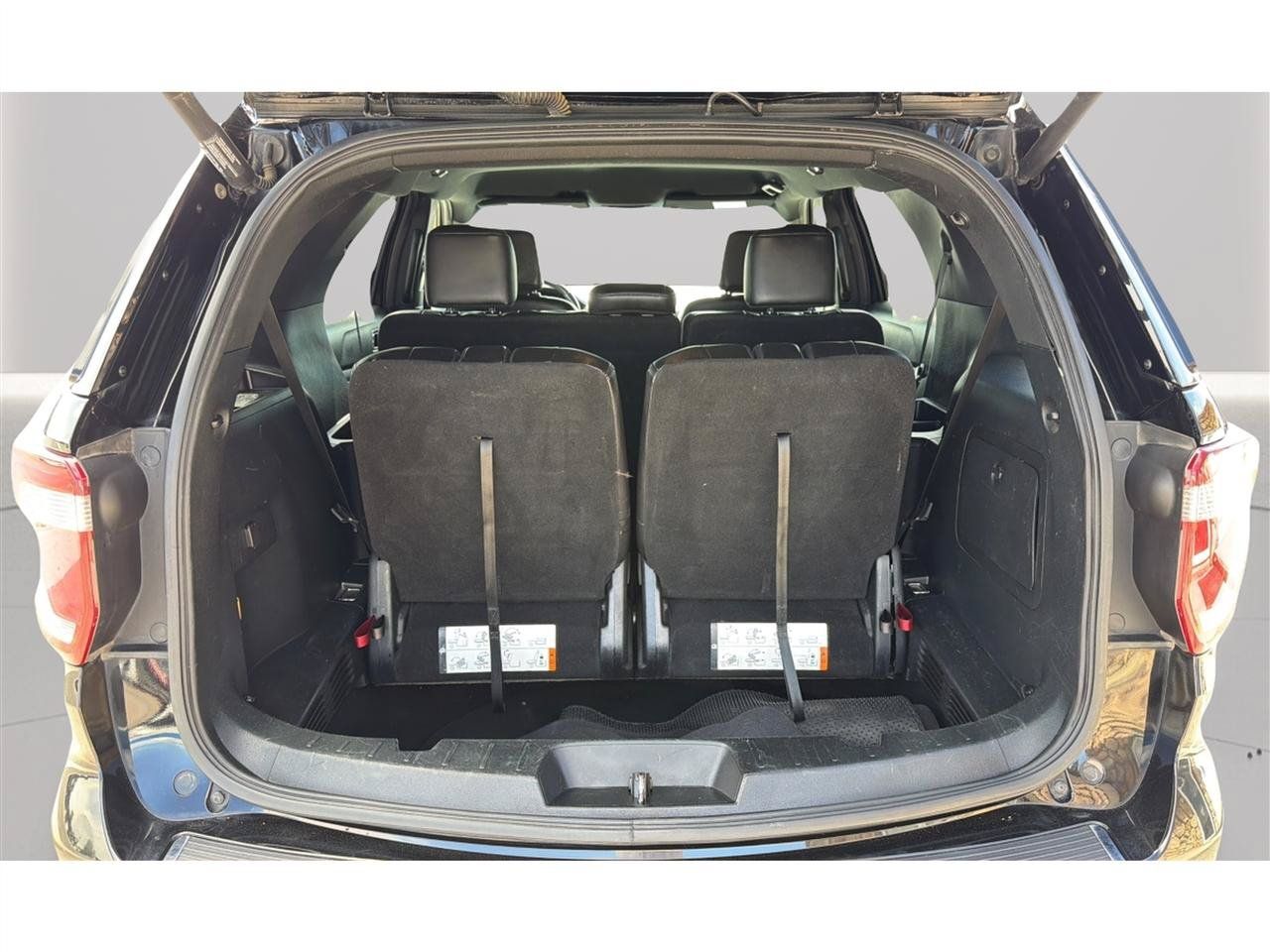 Used 2018 Ford Explorer XLT w/ Equipment Group 202A AWD/4WD image 32