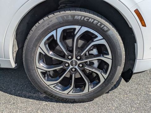 Used 2024 Lincoln Nautilus Reserve image 10