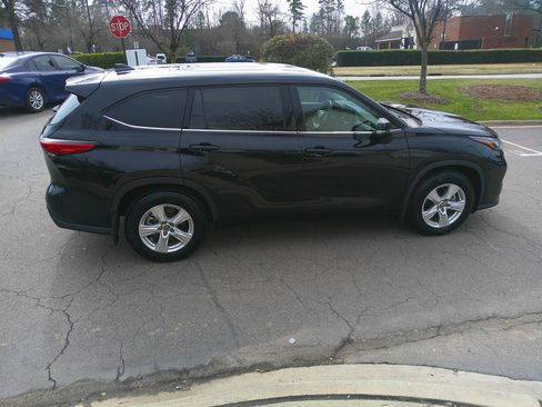 Used 2022 Toyota Highlander LE image 14