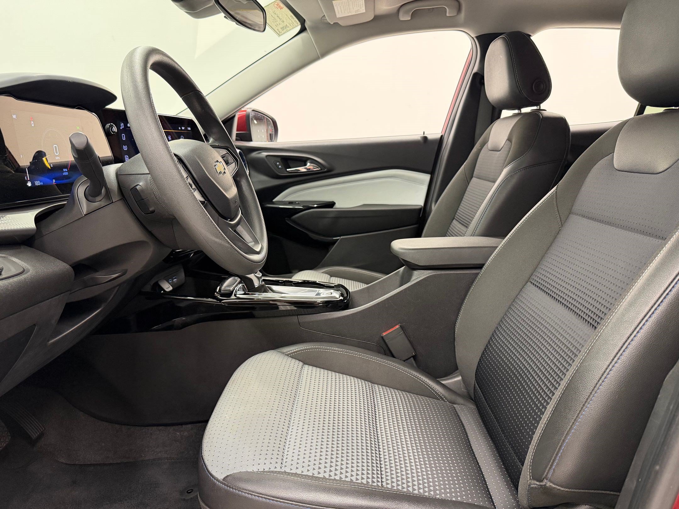 Used 2025 Chevrolet Trax LT FWD image 4